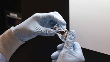 Foto tomada en marzo del 2020, cortes&iacute;a de Gilead Sciences, de una dosis del medicamento experimental remdesivir en una instalaci&oacute;n de Gilead en EEUU.&nbsp;