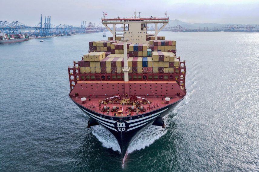 Un buque de carga cargado con contenedores sale del puerto de Qingdao, en la provincia de Shandong, en el este de China, el 7 de mayo de 2025.