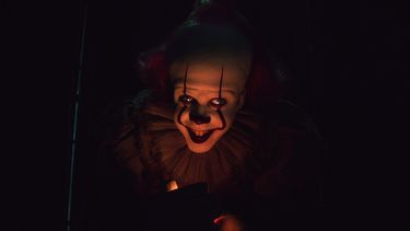 En esta imagen difundida por Warner Bros. Pictures, Bill Skarsgard como Pennywise en la película de New Line Cinema It: Chapter Two, que se estrena el 6 de septiembre. 