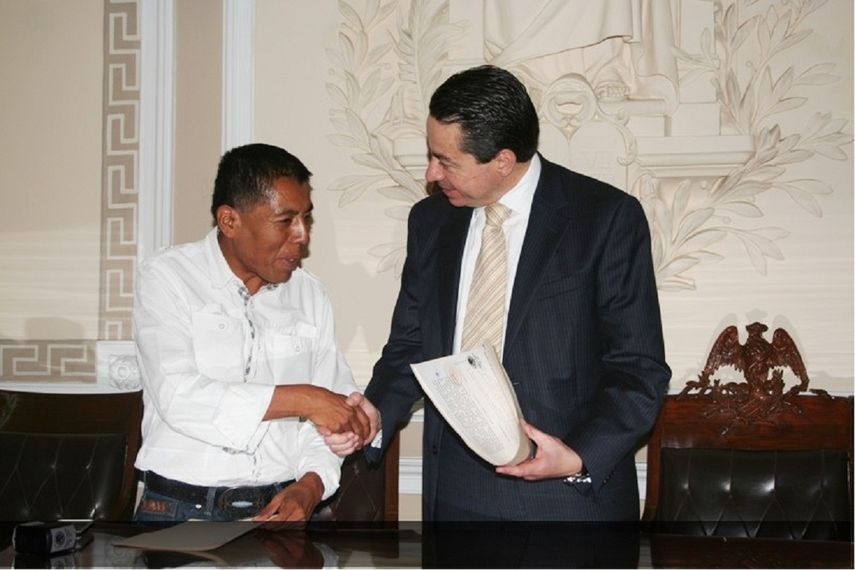 A la izquierda el edil de Tepexco, Antolín Vital Martínez, quien fue encontrado sin vida en su carro.