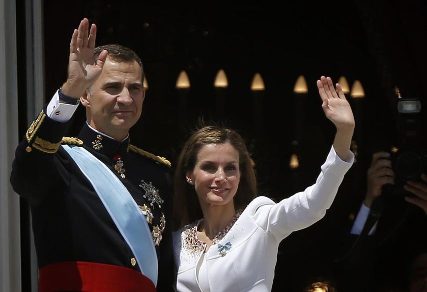 El rey Felipe VI de España y su esposa, la reina Letizia, saludan a la multitud en un balcón del Palacio Real de Madrid, España, el jueves 19 de junio de 2014.