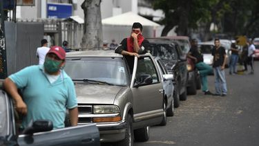 Conductores esperan horas para cargar gasolina en una estaci&oacute;n de la petrolera estatal PDVSA en Caracas, Venezuela, el lunes 25 de mayo de 2020.&nbsp;
