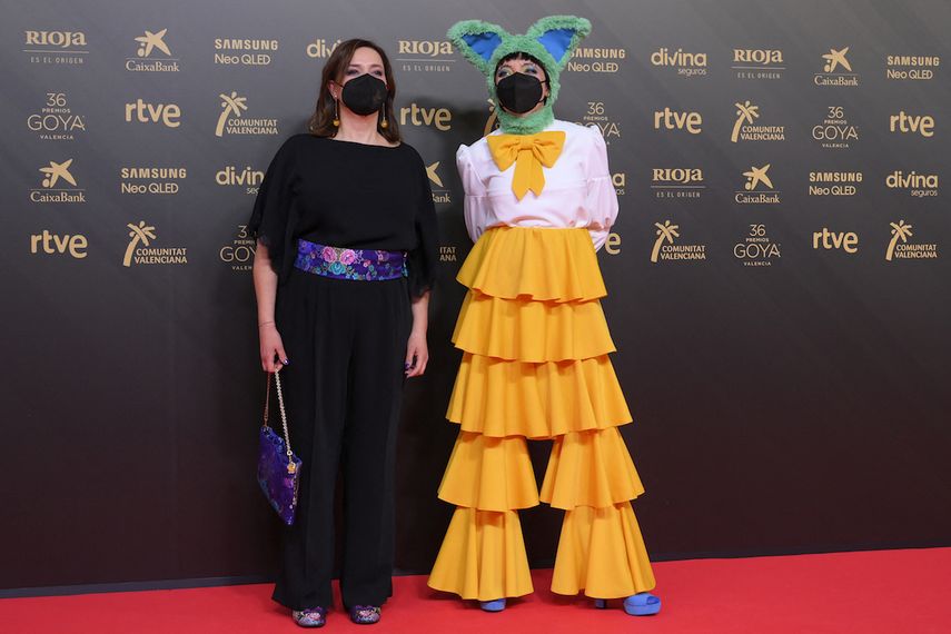 La productora Paloma Mora y la directora Carla Pereira posan en la alfombra roja de la edición 36 de los Premios Goya.