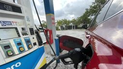 Un conductor repone combustible a su auto en una gasolinera en Florida Un conductor repone combustible a su auto en una gasolinera en Florida