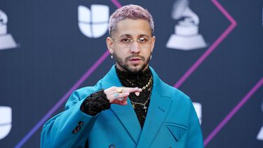 El puertorriqueño Mora llega a la 22 entrega anual del Latin Grammy el 18 de noviembre de 2021 en la Arena MGM Grand Garden en Las Vegas.