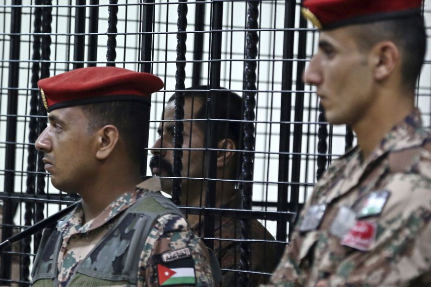 El soldado jordano Maarik al-Tawaiha (c), acusado de homicidio intencionado por la muerte de tres instructores militares estadounidenses en octubre de 2016, permanece en una celda durante la lectura de su veredicto por un tribunal militar de Amán, en&nbsp;Jordania.