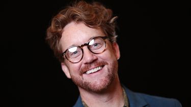 El director estadounidense Clint Bentley, nominado a Mejor Guion Adaptado por Sueño de Trenes posa durante una sesión de fotos antes del 98.º Almuerzo de Nominados a los Premios Óscar en el hotel Beverly Hilton de Beverly Hills, California, el 10 de febrero de 2026.