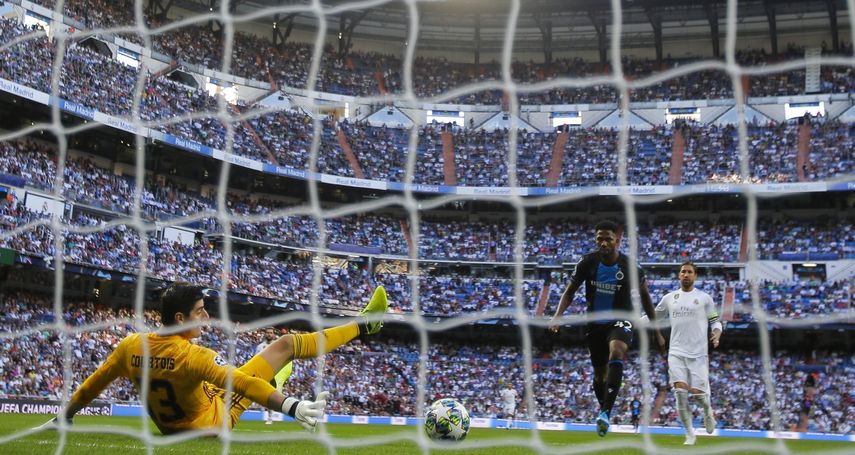 Emmanuel Dennis del Brujas de B&eacute;lgica anota el primer gol de su equipo, batiendo al arquero Thibaut Courtois en el partido por el Grupo A de la Liga de Campeones en Madrid, el martes 1 de octubre de 2019.&nbsp;
