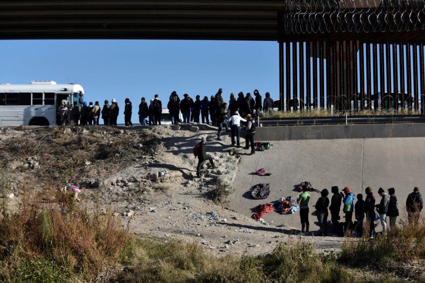 Migrantes aguardan para abordar un autobús del gobierno estadounidense después de cruzar la frontera, el lunes 12 de diciembre de 2022, desde Ciudad Juárez, México, hacia El Paso, Texas.&nbsp;