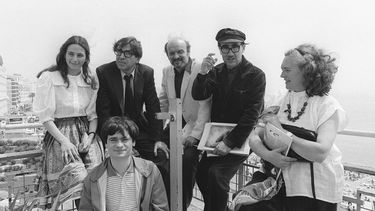 En esta foto de archivo tomada el 18 de mayo de 1982, los directores de cine italianos, los hermanos Paolo (segundo a la izquierda) y Vittorio Taviani (segundo a la derecha) están acompañados por los actores Sabina Vannucchi (izquierda), Omero Antinutti (centro), Margarita Lozano (derecha). ), y Claudio Bigagli para la presentación de su película La Notte di San Lorenzo durante el Festival Internacional de Cine de Cannes.&nbsp;