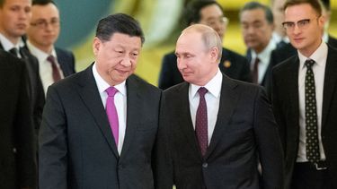 El presidente ruso,&nbsp;Vladimir&nbsp;Putin&nbsp;(d), y su homólogo chino,&nbsp;Xi&nbsp;Jinping, llegan a su reunión en el Kremlin, este miércoles, en Moscú, Rusia.