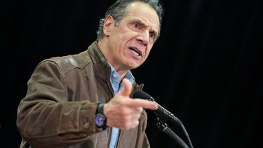 Fotografía de archivo del miércoles 24 de febrero de 2021 del gobernador de Nueva York Andrew Cuomo en conferencia de prensa antes de la apertura de un sitio de vacunación contra el COVID-19 en Queens, Nueva York.&nbsp;