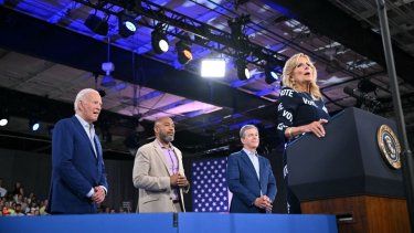 El presidente Joe Biden (izquierda.), el educador Eric Fitts (segundo izq.) y el gobernador de Carolina del Norte, Roy Cooper, escuchan a la primera dama Jill Biden hablar en un evento de campaña en Raleigh, Carolina del Norte, el 28 de junio de 2024.&nbsp;