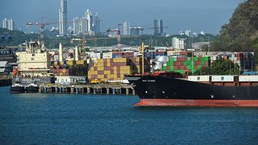 Un buque de carga espera en el puerto de Balboa antes de cruzar el Canal de Panamá en la Ciudad de Panamá el 4 de febrero de 2025.
