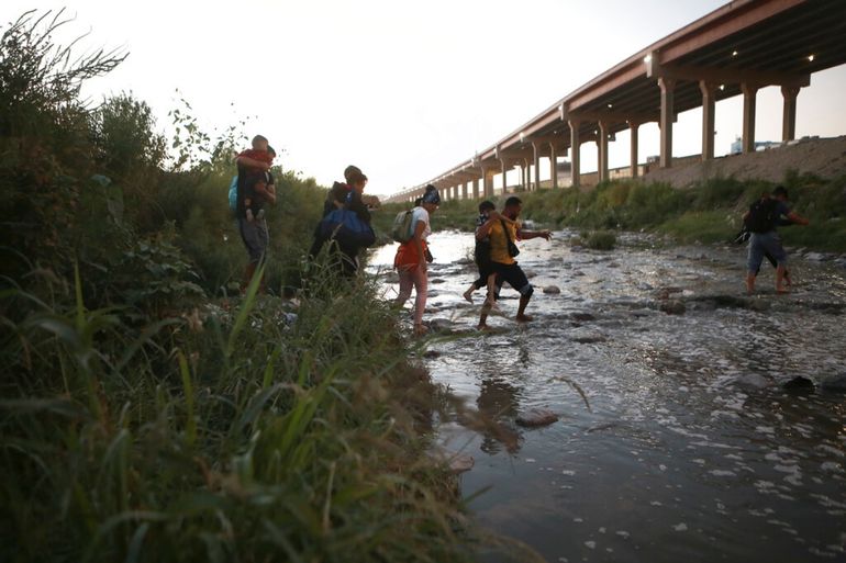 Migrantes venezolanos cruzan a pie el Río Grande en su camino hacia la frontera de Estados Unidos para entregarse a la patrulla fronteriza, desde Ciudad Juárez, México.