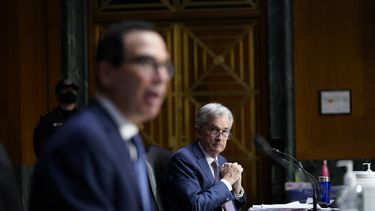 El presidente de la Reserva Federal, Jerome Powell (Der.) escucha las declaraciones del secretario del Tesoro, Steven Mnuchin, ante la Comisión Bancaria del Senado. &nbsp;