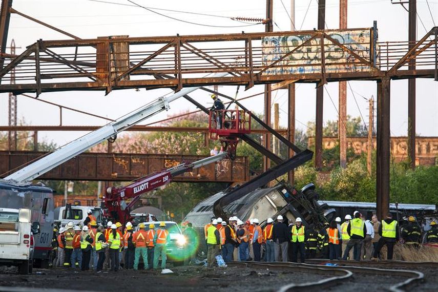 El  excongresista Patrick Murphy (D-PA) tuiteó esta imagen desde adentro del tren descarrilado (@PatrickMurphyPA) 