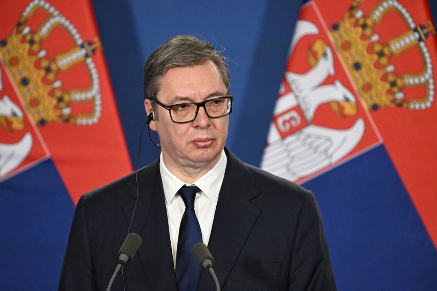 El presidente serbio, Aleksandar Vucic, escucha una conferencia de prensa conjunta con el primer ministro húngaro en la Oficina del Primer Ministro en el Castillo de Buda, Budapest, Hungría, el 17 de febrero de 2025.