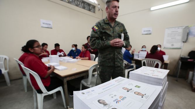 Fotografía del 14 de marzo del 2017, de funcionarios que trabajan en los preparativos de la seguridad del material electoral para los comicios del 2 de abril en&nbsp;Ecuador.&nbsp;