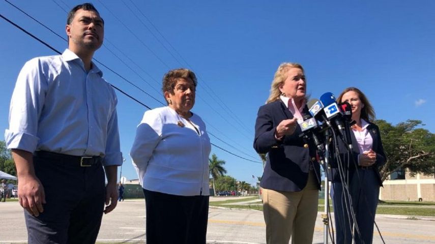 Congresistas federales por la Florida visitaron el pasado mes de febrero el refugio para menores sin compañía de sus padres o adultos de Homestead. En la gráfica, de izquierda a derecha: Joaquin Castro, Donna Shalela, Sylvia García y Debbie Mucarsel-Powell.&nbsp;