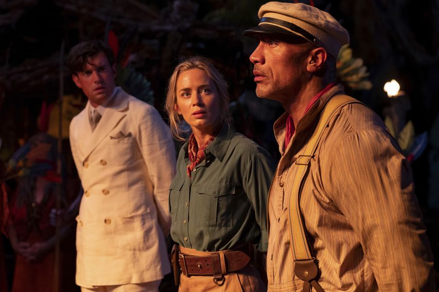 En esta fotografía de archivo proporcionada por Disney se ve, de izquierda a derecha, a Jack Whitehall, Emily Blunt y Dwayne Johnson en una escena de Jungle Cruise.