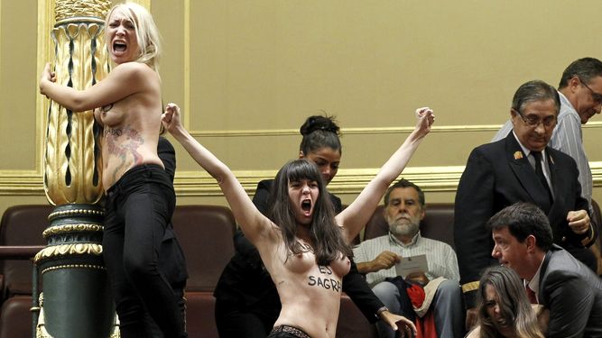 Las activistas FEMEN, en el Parlamento español. (EFE)