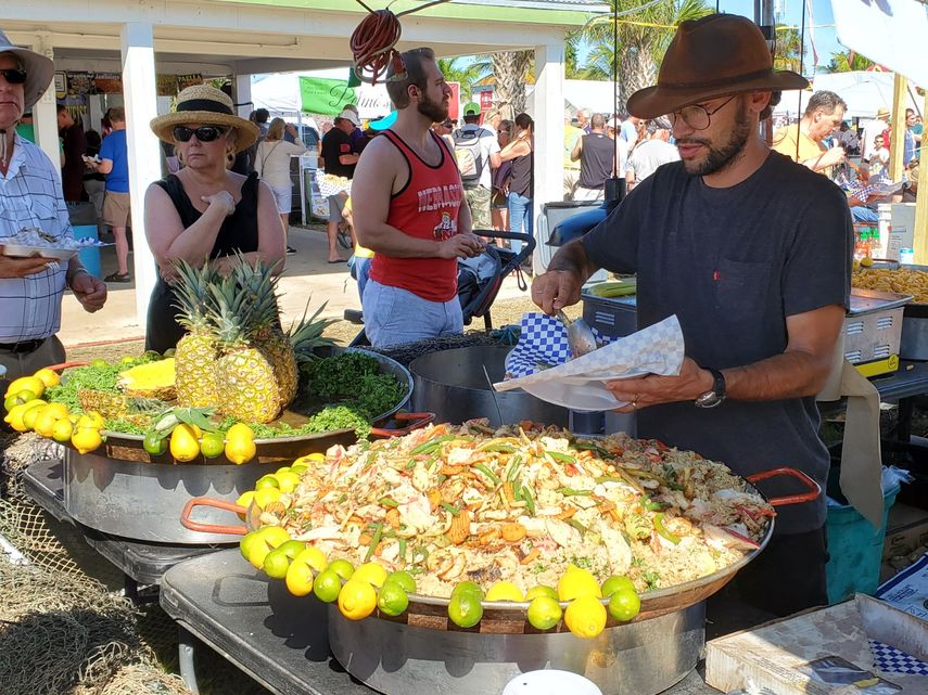 Paellas, diferentes platos de pescado y mariscos, ensaladas con productos del mar, adem&aacute;s de bebidas y dulces atraen la atenci&oacute;n de los visitantes.