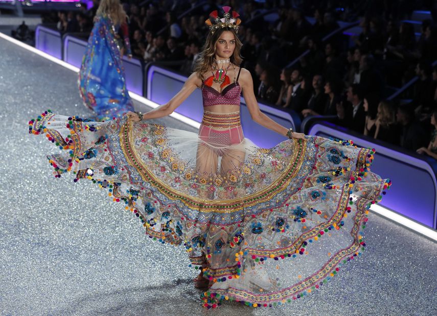La modelo brasileña Barbara Fialho participa en el desfile de Victorias Secret París
