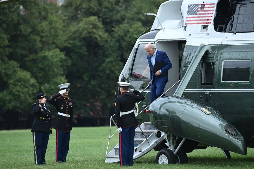El presidente Joe Biden se baja del Marine One cuando llega a Fort McNair, en Washington, DC.