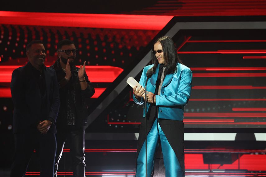 Elvis Crespo recibe el Premio Billboard Salón de la Fama en los Premios Latin Billboard 2025 en el James L. Knight Center el 23 de octubre de 2025 en Miami, Florida.