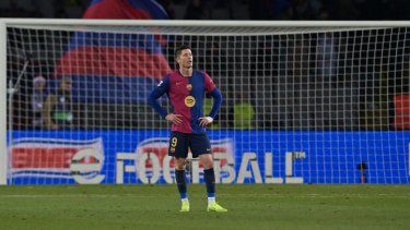 El delantero Robert Lewandowski, del Barcelona, se lamenta luego de la conclusión de un partido contra el Atlético de Madrid, el 21 de diciembre de 2024.