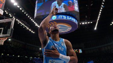 El griego Giannis Antetokounmpo se prepara para la final del preolímpico ante Croacia en Piraeus, Grecia, el domingo 7 de julio del 2024.