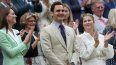 El extenista suizo Roger Federer (C) sonríe junto a su esposa Mirka (R) y la británica Catherine, Princesa de Gales (L), mientras recibe un homenaje en la Cancha Central el segundo día del Campeonato de Wimbledon 2023 en The All England Tennis Club en Wimbledon, suroeste de Londres, el 4 de julio de 2023.