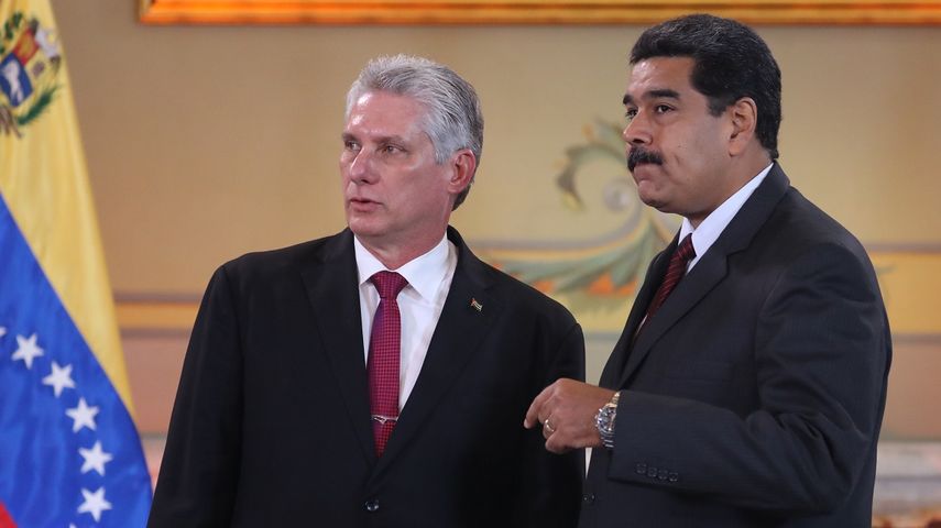 El designado gobernante cubano, Miguel Díaz-Canel (izq.), habla con su homólogo venezolano, Nicolás Maduro, en Caracas, el 30 de mayo de 2018, en el Palacio de Miraflores.