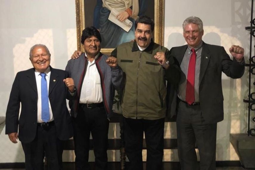 Primero de la izquierda, Salvador Sánchez Céren. Fotografía de la cuenta oficial de Twitter del designado gobernante cubano Miguel Díaz-Canel (derecha) acompañado por sus homólogos de Venezuela, Nicolás Maduro (2-der); y Bolivia, Evo Morales (2-izq) el 10 de enero de 2019 en Caracas.