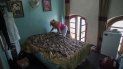 Amarilis Placensia tiende una cama en una casa alquilada a turistas en La Habana, Cuba, el sábado 11 de enero de 2020. Amarilis Placensia tiende una cama en una casa alquilada a turistas en La Habana, Cuba, el sábado 11 de enero de 2020.