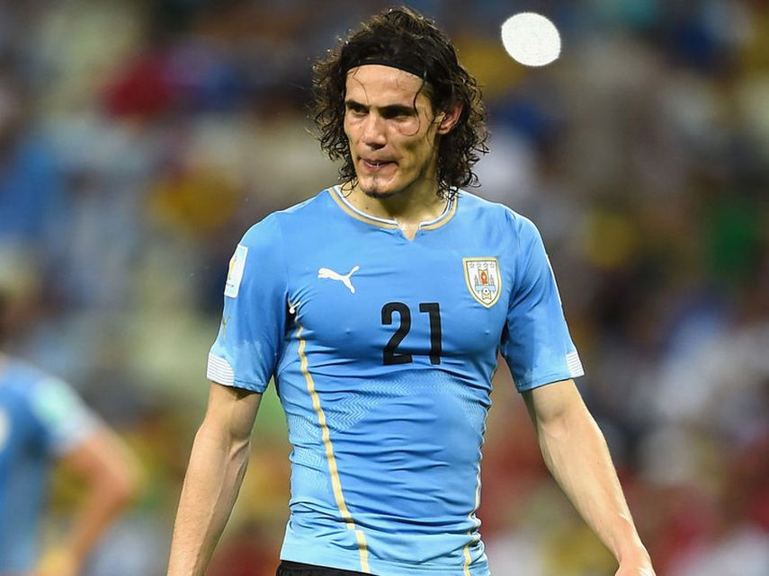 Cavani participará en la Copa América con Uruguay, y su compañero Diego Godín podría llevarlo a tomar una decisión. (EFE)