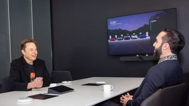 El presidente de El Salvador, Nayib Bukele, y el magnate Elon Musk, sostienen una reunión en la planta de baterías de los autos Tesla, en Austin, Texas.