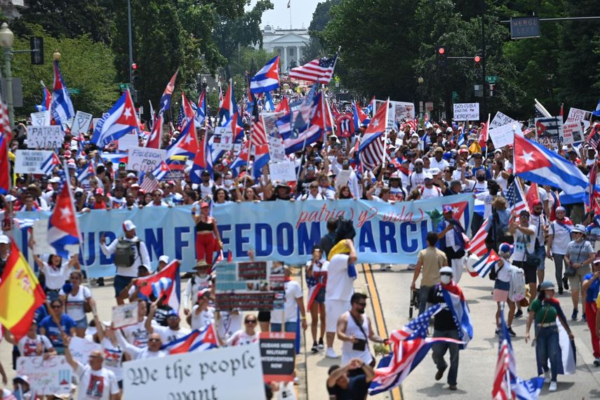 Miles de manifestantes cerca de la Casa Blanca expresan su respaldo a las protestas en Cuba y exigen acciones concretas y efectivas a la administración Biden.