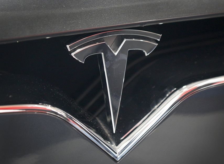 Logotipo del fabricante de vehículos eléctricos de lujo Tesla en la feria tecnológica CeBIT en Hannover, Alemania, en marzo de 2017.