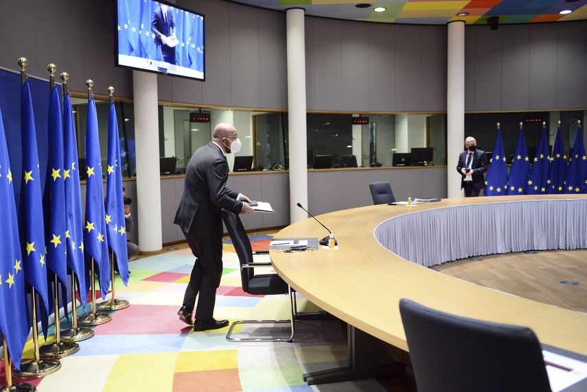 El presidente del Consejo Europeo, Charles Michel, arriba para participar de una videoconferencia preparatoria de la próxima cumbre de la UE, en la sede del Consejo en Bruselas.&nbsp;