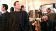 El director y escritor francés Jean-Baptiste Andrea, ganador del premio literario Prix Goncourt, posa tras ser premiado en el restaurante Drouant de París el 7 de noviembre de 2023 por su novela Veiller sur elle (Cuídala).