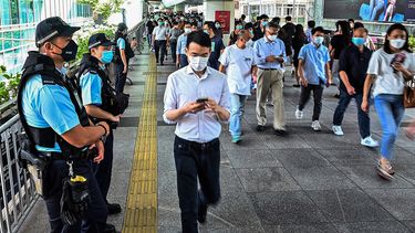 Agentes de la Policía vigilan el paso de transeúntes en Hong Kong.