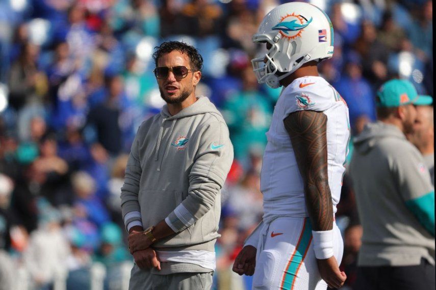 El entrenador de los Dolphins de Miami, Mike McDaniel (izquierda), se para en el campo durante un compromiso contra los Bills de Búfalo, el 3 de noviembre de 2024.