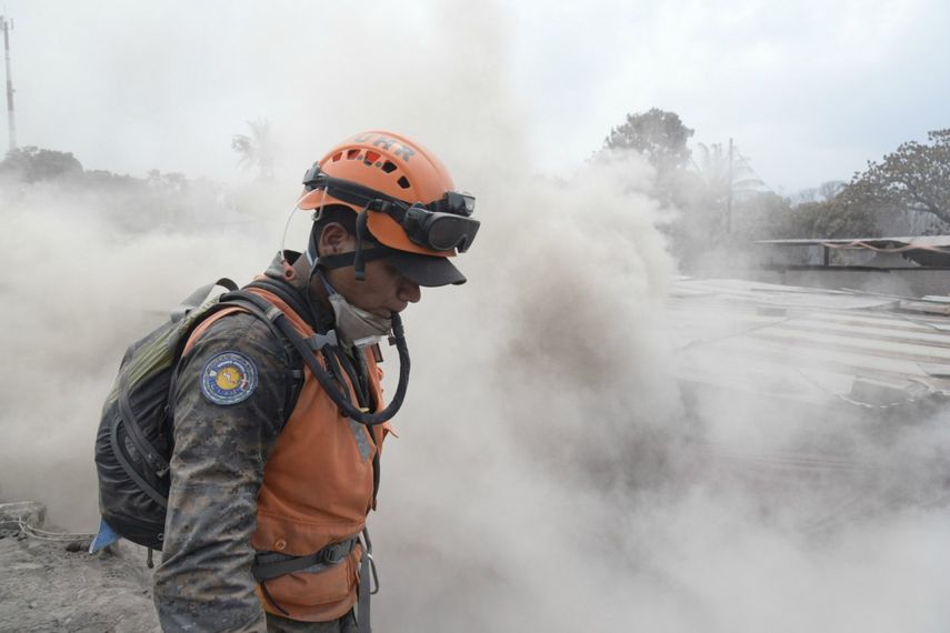 &nbsp;Rescatistas continúan con las labores de búsqueda y rescate de las víctimas de la erupción del volcán de fuego.