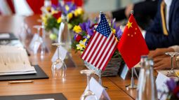 Imagen de las banderas de Estados Unidos y de China en la mesa del diálogo comercial en Londres.