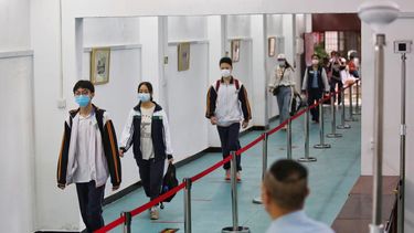 Estudiantes con mascarillas y a cierta distancia unos de otros para evitar la propagación del coronavirus llegan a una secundaria el miércoles 6 de mayo de 2020 en la ciudad de Wuhan, provincia de Hubei, en el centro de China.&nbsp;