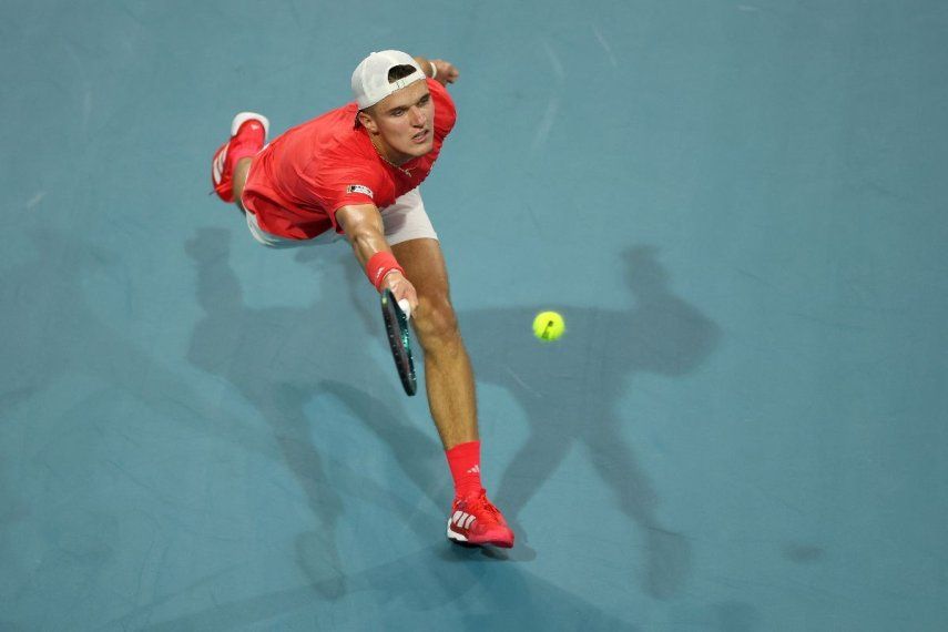 Jakub Mensik, de la República Checa, devuelve un tiro a Novak Djokovic, de Serbia, durante el segundo set de la final individual masculina en la última jornada del Abierto de Miami Presentado por Itaú 2025 en el Hard Rock Stadium el 30 de marzo de 2025 en Miami Gardens, Florida.  Jakub Mensik, de la República Checa, devuelve un tiro a Novak Djokovic, de Serbia, durante el segundo set de la final individual masculina en la última jornada del Abierto de Miami Presentado por Itaú 2025 en el Hard Rock Stadium el 30 de marzo de 2025 en Miami Gardens, Florida.