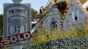 Un cartel de Vendido en una casa en Glenelg, Maryland. 25 de septiembre de 2013. Las ventas de casas nuevas unifamiliares en Estados Unidos cayeron en marzo. (REUTERS)