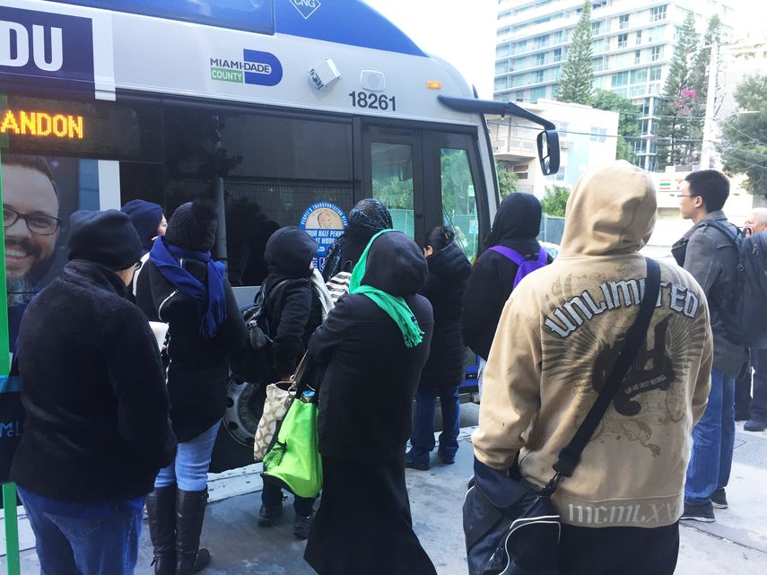 Personas en Miami esperando el autob&uacute;s.&nbsp;
